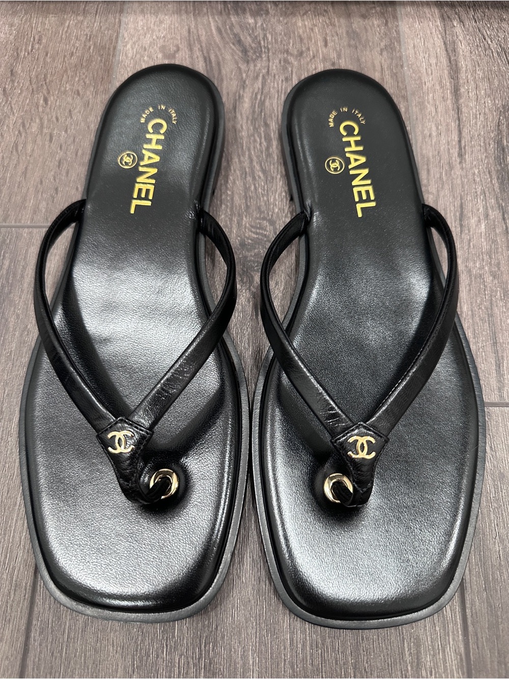 2026 CHANEL Black leather GOLD CC Logo FLIP FLOP Slides Flat Sandals 41.5C BLAZY